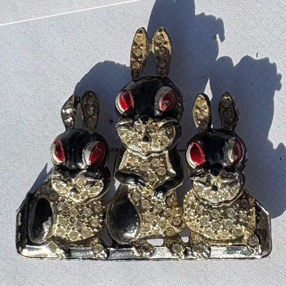 SOLD VTG ADOLPH KATZ? POT METAL RHINESTONE ENAMEL BUNNY RABBIT BROOCH